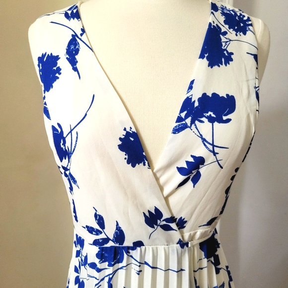 Lulu's Beautiful Lindsie Blue & White Floral Pleated Wrap Maxi Dress size small - Picture 2 of 16